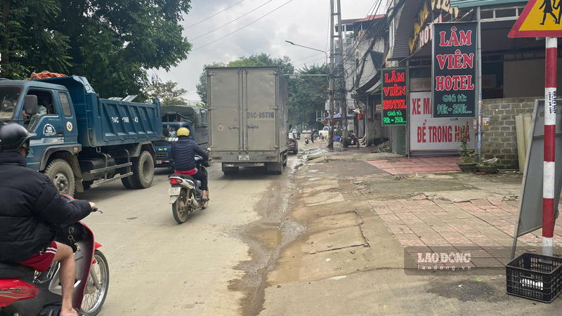 Tuyen duong Nhac Son o phuong Lao Cai co luu luong phuong tien qua lai dong duc. Anh: Dinh Dai
