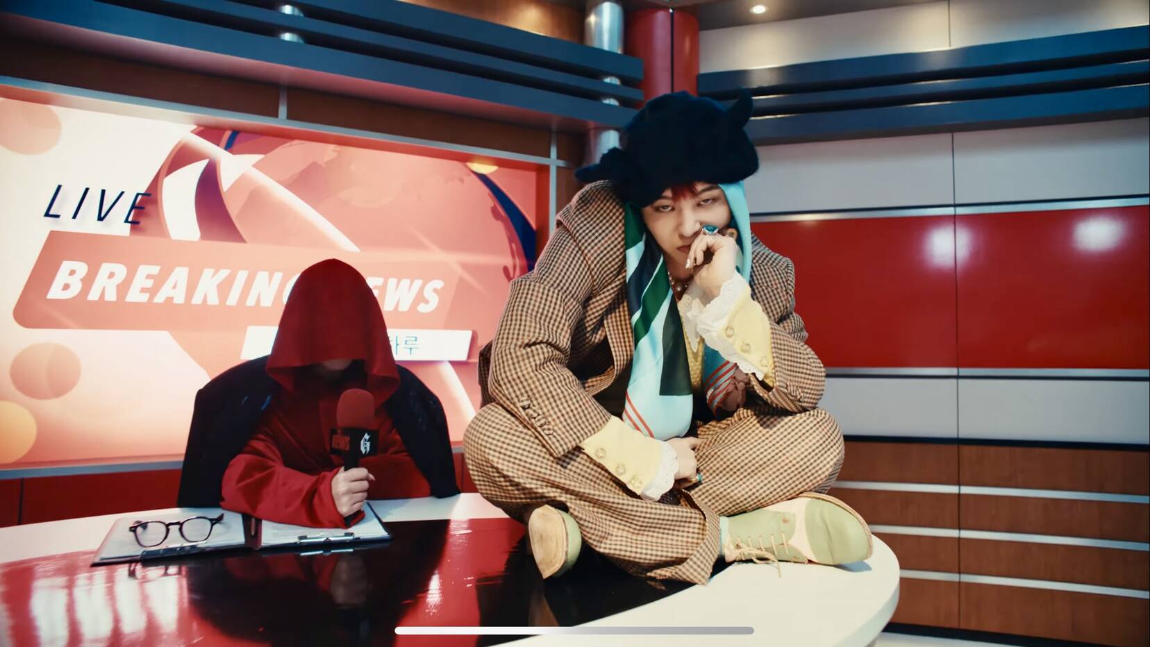 MV “Power” cua G-Dragon. Anh: cat tu MV