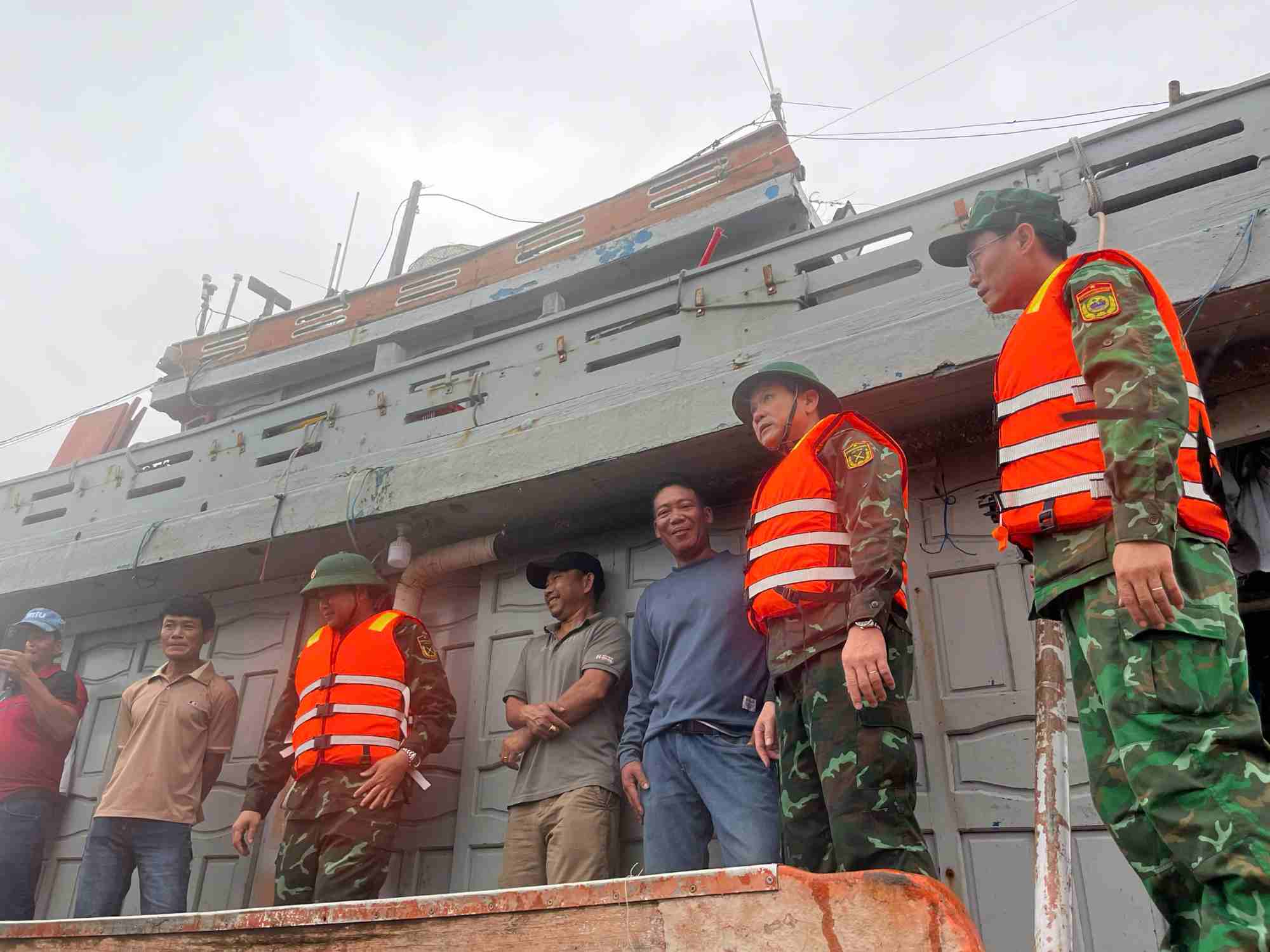 Tu lenh Quan khu 5 cung doan cong tac kiem tra cong tac phong tranh bao so 13 tai Quy Nhon, Gia Lai. Anh: Hoang Qui