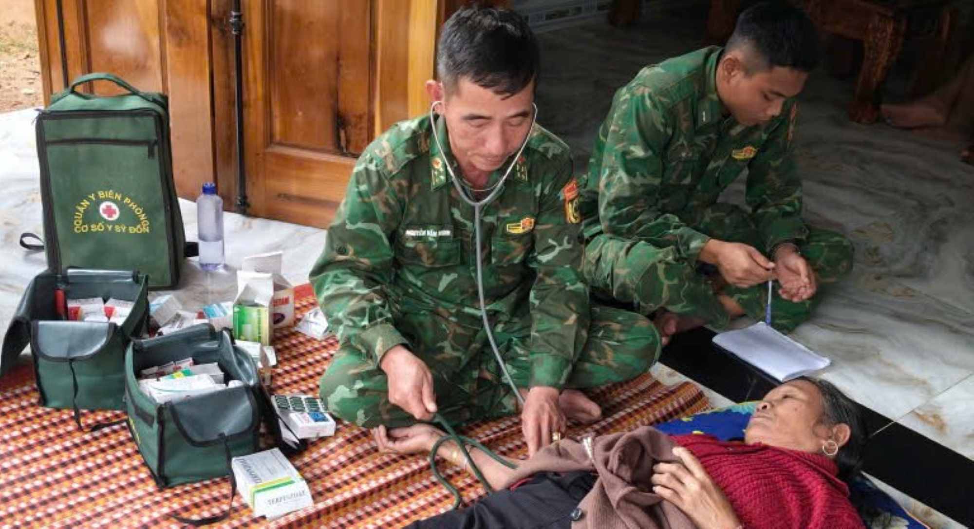 Don Bien phong Anong ho tro dan khu so tan tap trung thon Ateep, xa Avuong, Da Nang. Anh: B'riu Quan