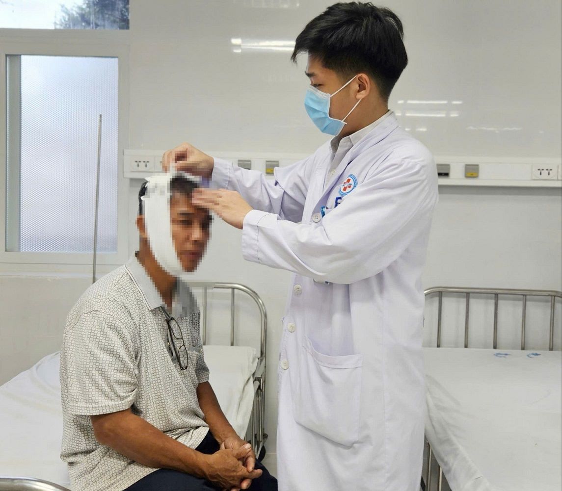 Patient N.T, in Tu Nghia commune, Quang Ngai province, was admitted to the emergency room with a head injury while pruning trees to cope with storm No. 13. Photo: Y Thu