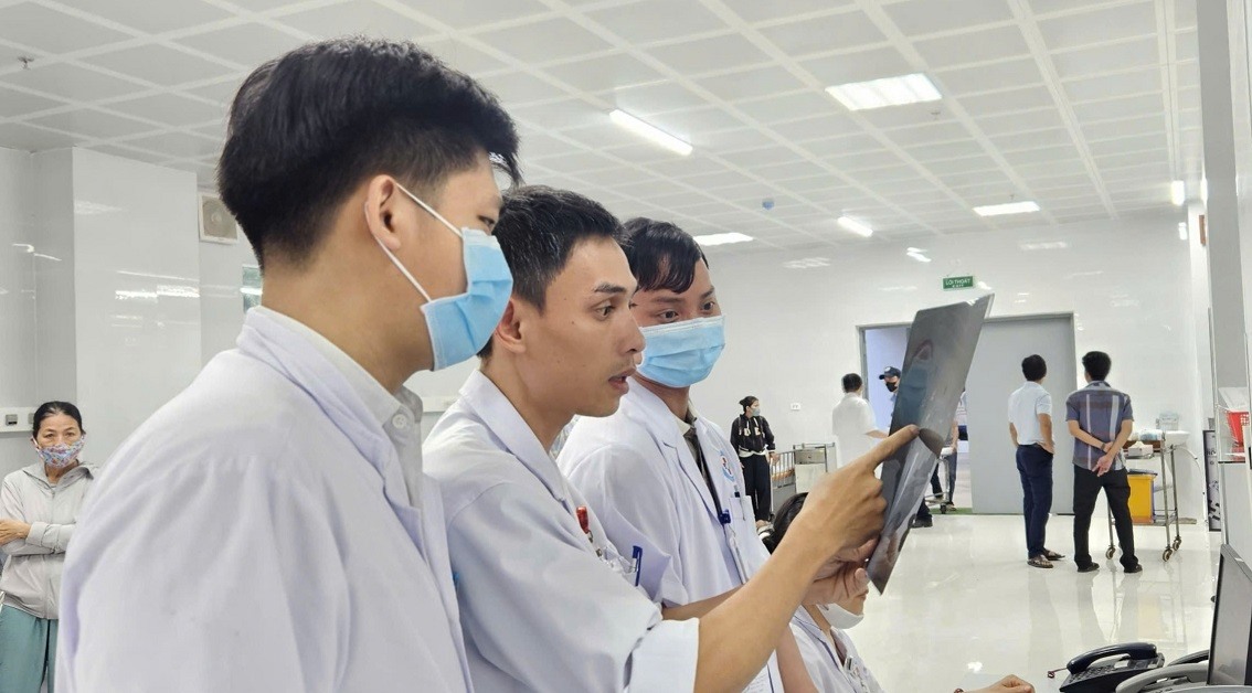 Cac bac si Benh vien Da khoa tinh Quang Ngai kiem tra ket qua X-quang cua mot benh nhan bi da chan thuong do bi nga khi dang chang chong nha cua chieu 5.11. Anh: Y Thu