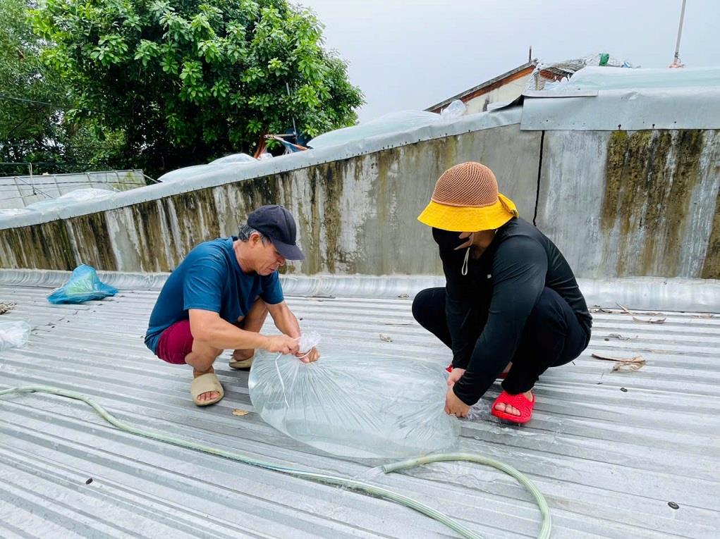 Nguoi dan can het suc can than khi chang chong nha cua. Anh: Vien Nguyen