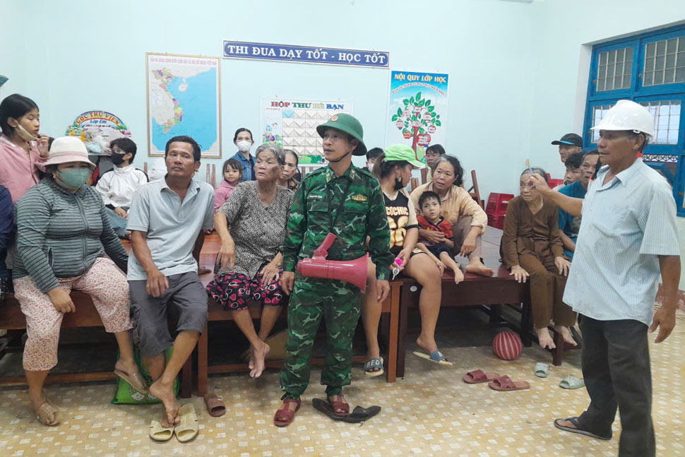 Nguoi dan tai cac diem tru bao. Anh: Hoai Phuong