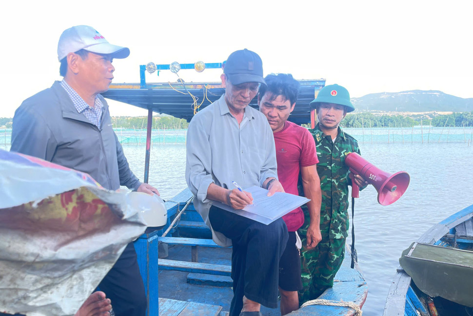 Yeu cau cac chu ho o xa Tuy Phuoc Dong vao bo tranh bao. Anh: Hoai Phuong