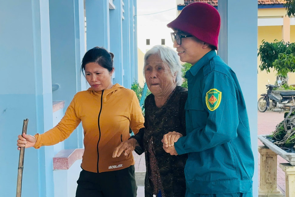 Nguoi gia duoc ho tro dua den diem so tan. Anh: Hoai Phuong