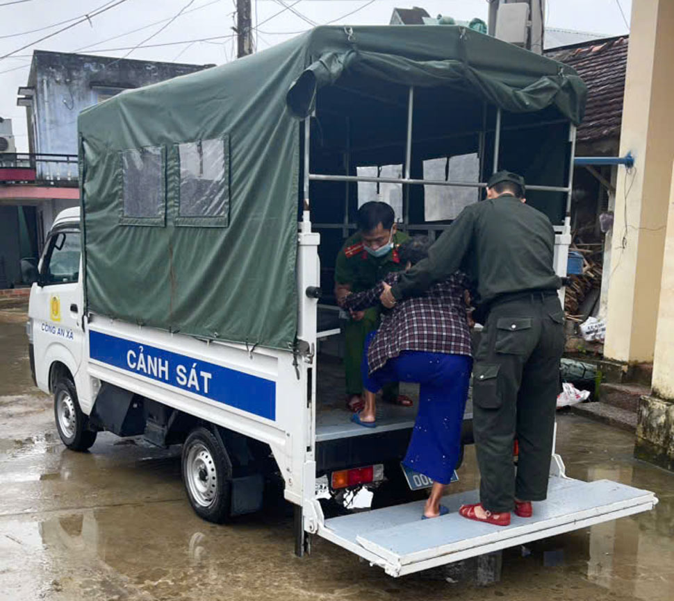Luc luong chuc nang ho tro nguoi dan xa Tuy Phuoc Dong so tan. Anh: Hoai Phuong