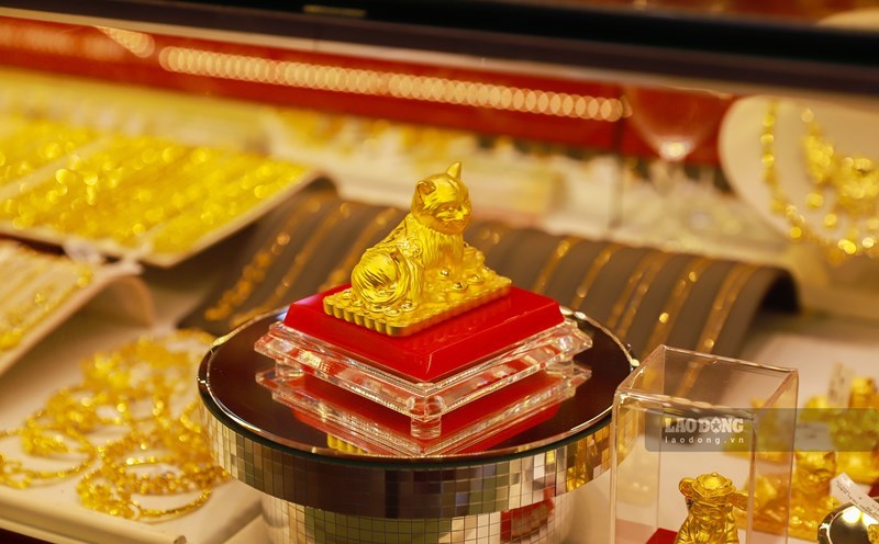 Gold prices are forecast to continue to increase as the FED considers loosening interest rates after the employment report. Photo: Song Anh