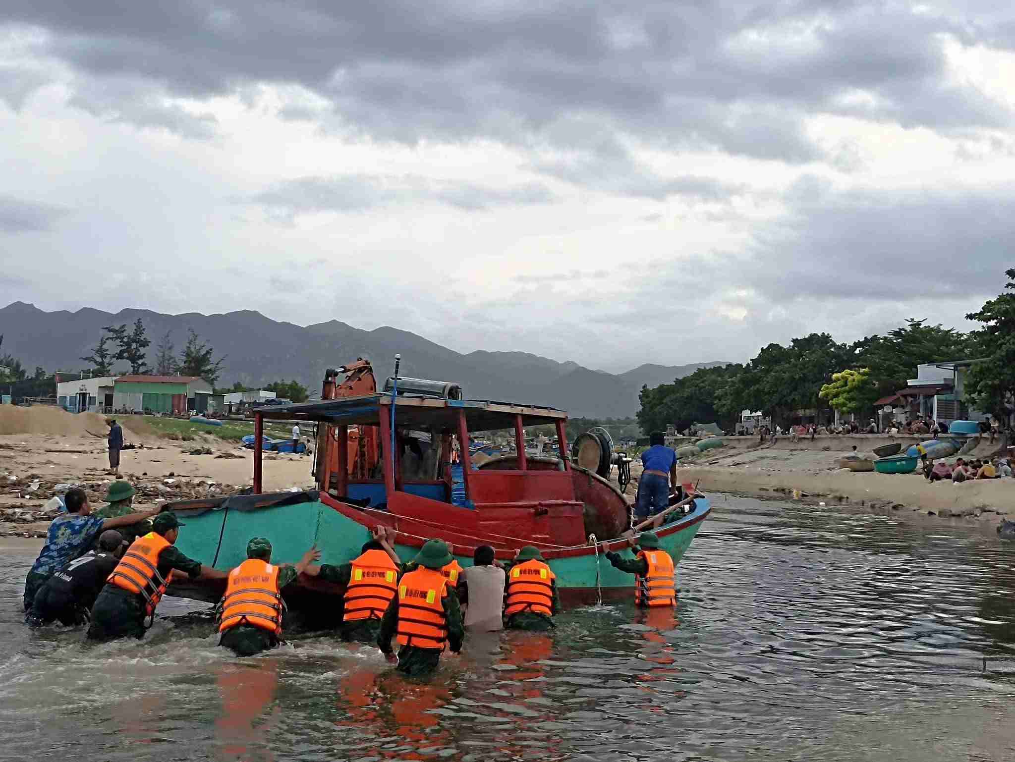 Khanh Hoa people are rushing to deploy many solutions to prevent storm Kalmaegi. Photo: Nha Trang