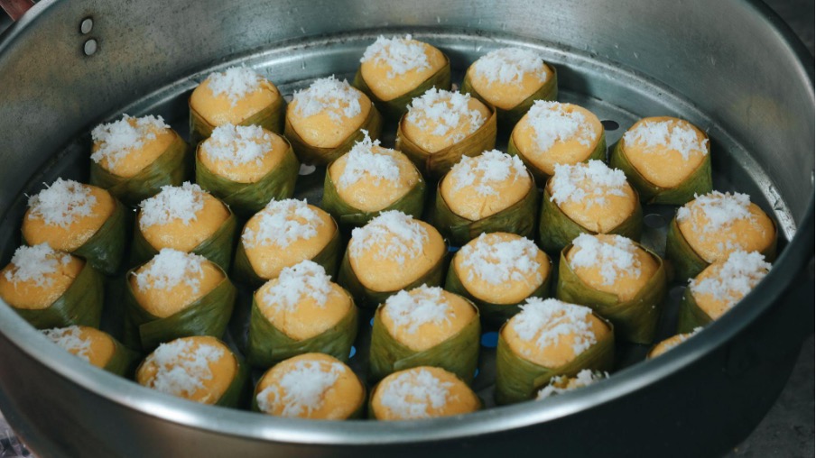 Mot me banh bo thot not vua duoc hap chin. Anh: Nguyen Thanh Nhat