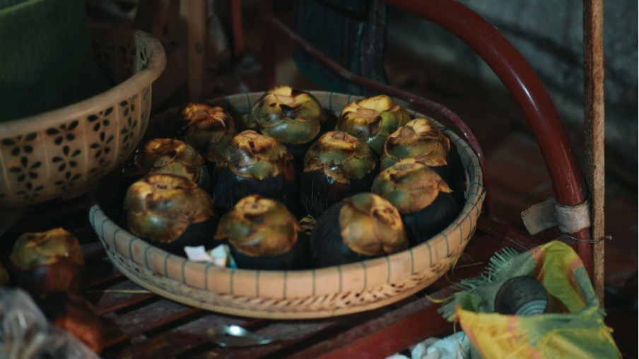 Khi lam banh bo, can chon trai thot not chin thom, khong qua gia. Anh: Nguyen Thanh Nhat