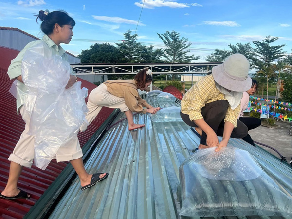 Nguoi dan o xa Ia Hiao chu dong phong chong bao so 13. Anh: Mai Chi