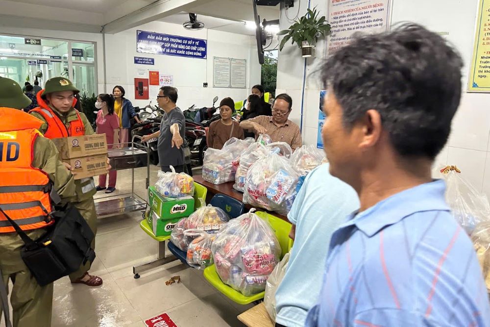 Benh vien tro thanh noi tru an cua hon 1.000 benh nhan va nguoi nha, cung hon 130 nhan vien y te. Anh: Tran Thi