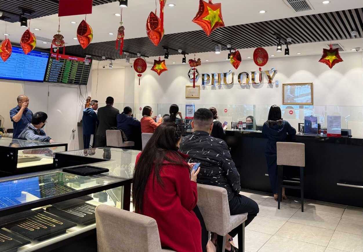 Ngay 6.11, tai mot so cua hang kinh doanh o Ha Noi, viec giao dich vang va bac dien ra nhanh chong, khong con tinh trang xep hang dai. Anh: Phuong Anh