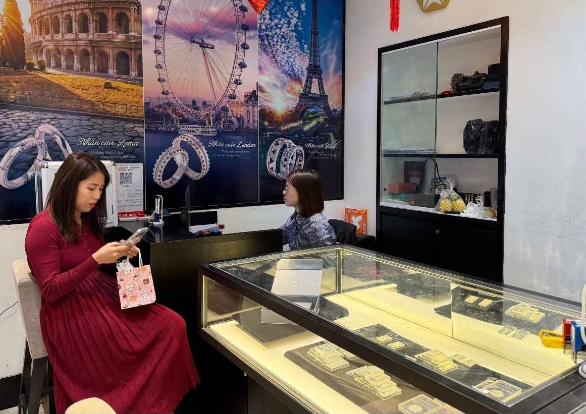 Nhieu nguoi cho biet, thoi diem nay, ca vang va bac deu de mua. Anh: Phuong Anh