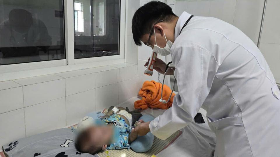 Cham soc tre mac tay chan mieng, bac si theo doi suc khoe benh nhi tai khoa Nhi. Anh: Hoang Loc