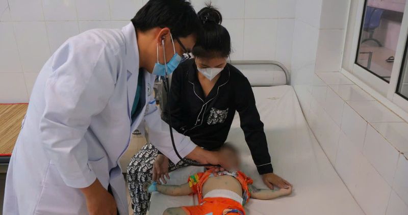 Tre em duoc kham va theo doi tai phong Khoa Nhi, Benh vien Da khoa Vinh Long. Anh: Hoang Loc