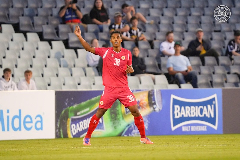 Cau thu Adou Minh ghi ban go hoa cho Cong an Ha Noi. Anh: CAHN