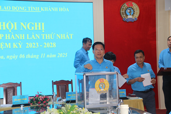 Lien doan Lao dong tinh Khanh Hoa thuc hien lay phieu nhan su nhiem ky 2025-2030. Anh: Phuong Linh
