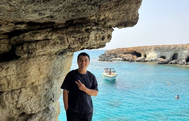 Nam du khach Viet da cham tay vao giac mo kham pha dao quoc xa xoi o Dia Trung Hai. Anh: Nam Ha