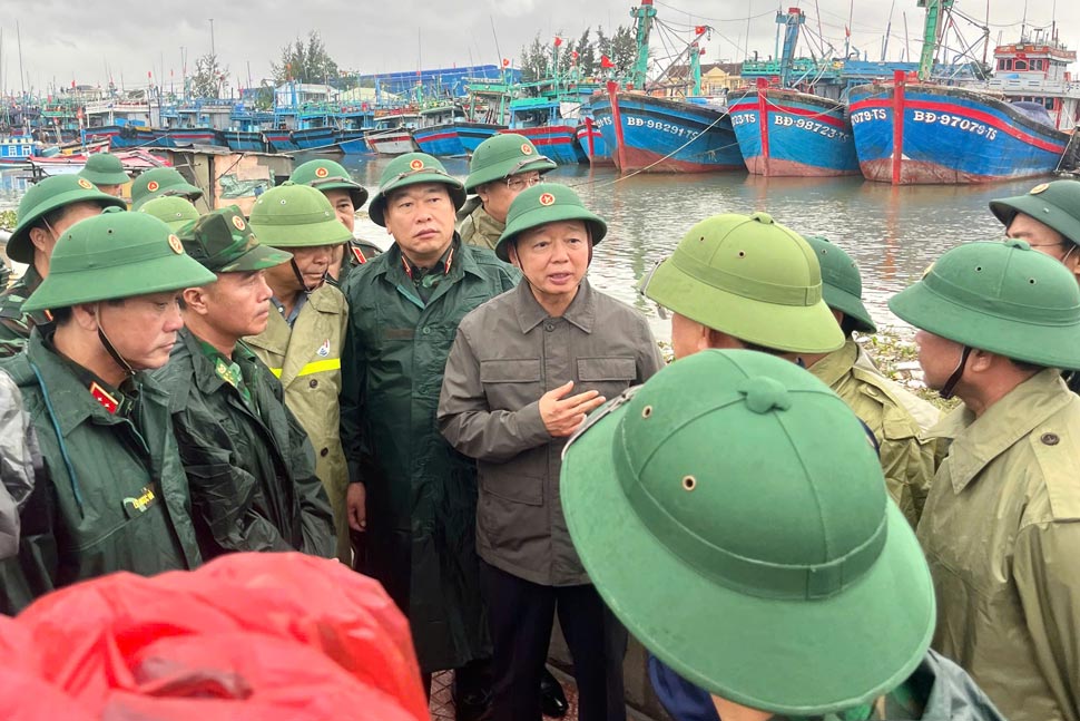 Deputy Prime Minister Tran Hong Ha inspected the response to storm No. 13 at the Quy Nhon Fishing Port boat mooring area (Gia Lai). Photo: Provided by Military Region 5