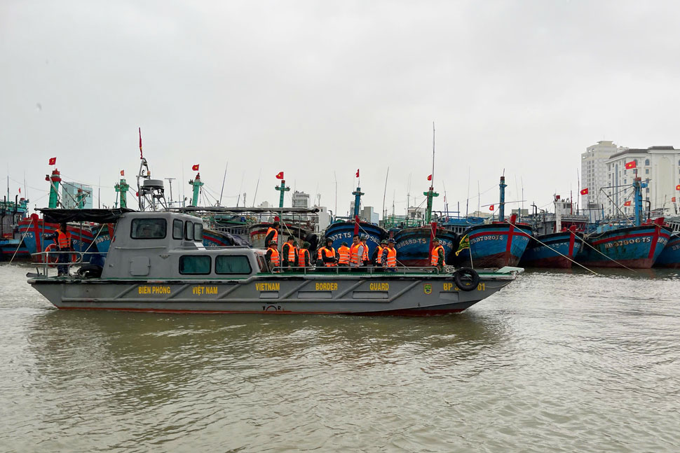 Luc luong quan doi kiem tra cong tac chong bao tai Cang ca Quy Nhon. Anh: Quan doi