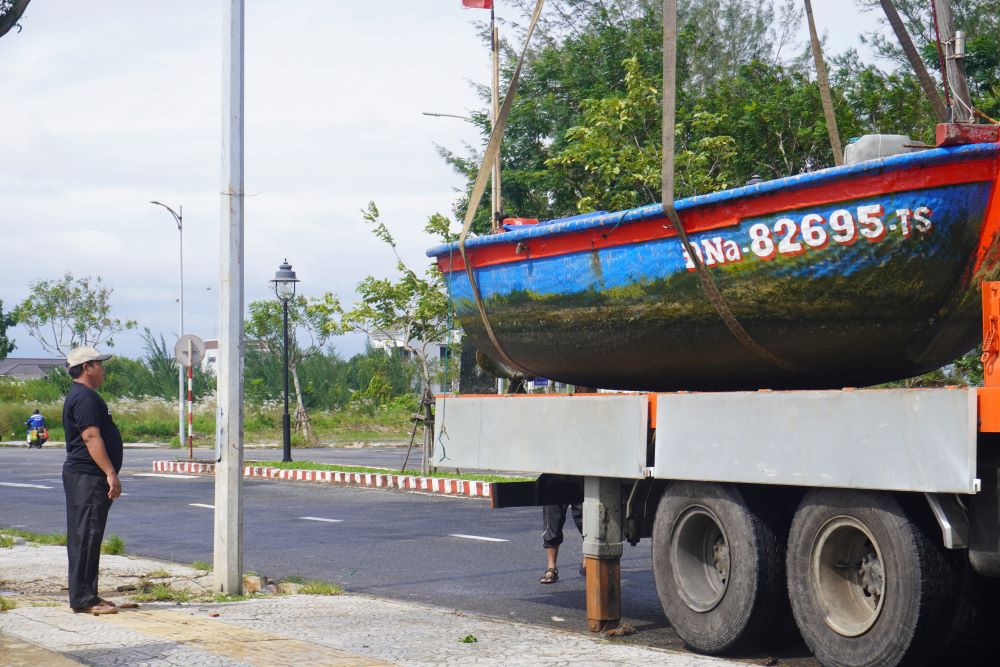 Ngu dan thue xe cau de dua tau, thuyen cua minh vao bo tranh tru bao. Anh: Tran Thi