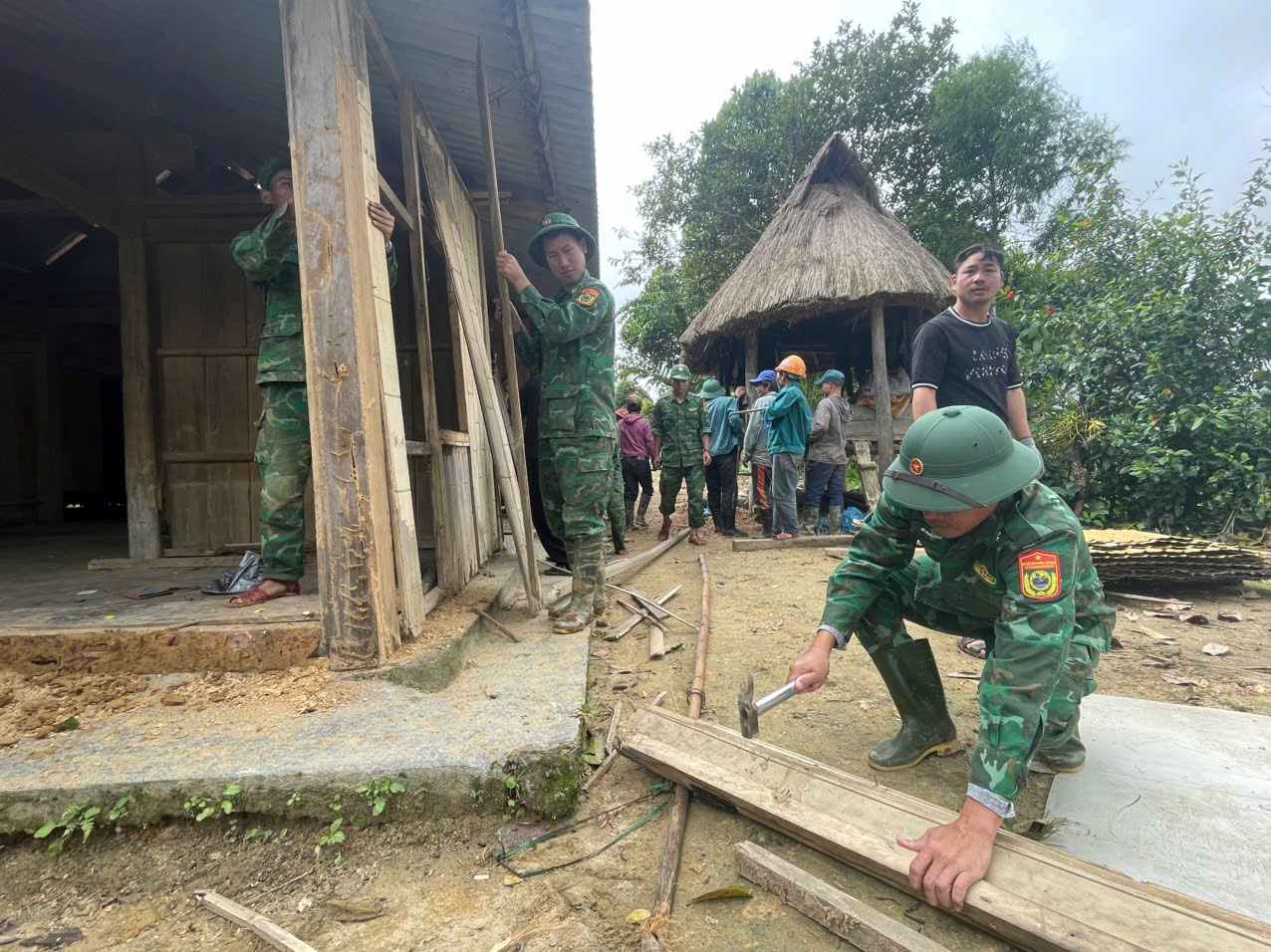 People in flooded areas of Da Nang who are damaged, collapsed, or have lost their homes will be supported with 20-40 million VND/household. Photo: B'riu Quan