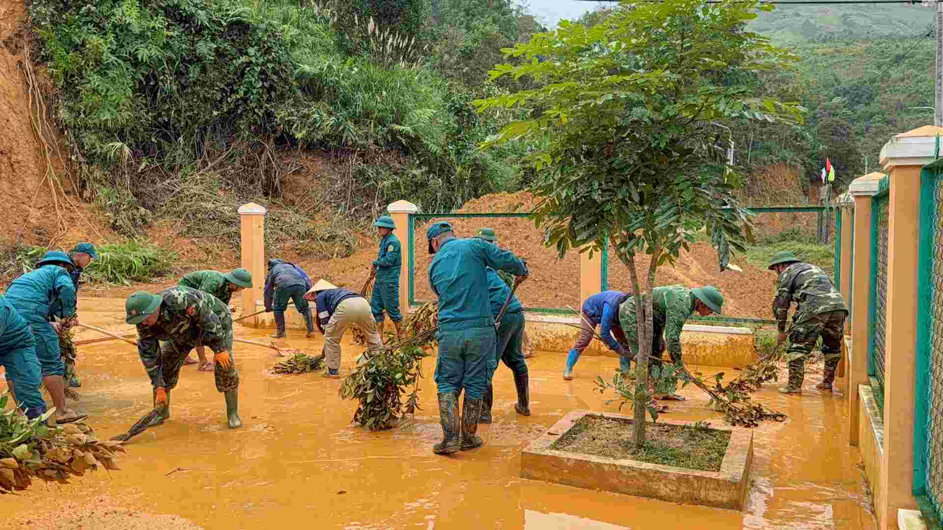 Quan dan Da Nang no luc khac phuc lu lut lich su, vua lo phong tranh bao so 13. Anh: B'riu Quan