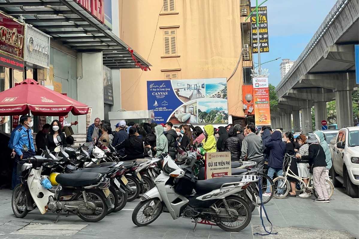 Luong nguoi xep hang cho giao dich tang so voi cung thoi diem ngay hom qua. Anh: Ha Linh