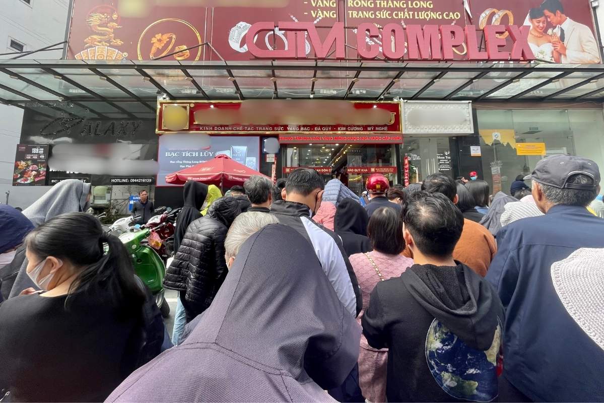 Gold prices have increased, many people are lining up to buy gold. Photo: Ha Linh