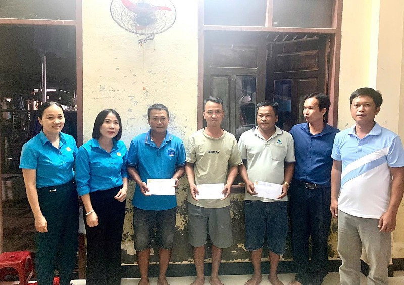 Cong doan Nam Phuoc, Da Nang dong hanh cung ngu dan khac phuc thiet hai do lu lut. Anh: Truong An