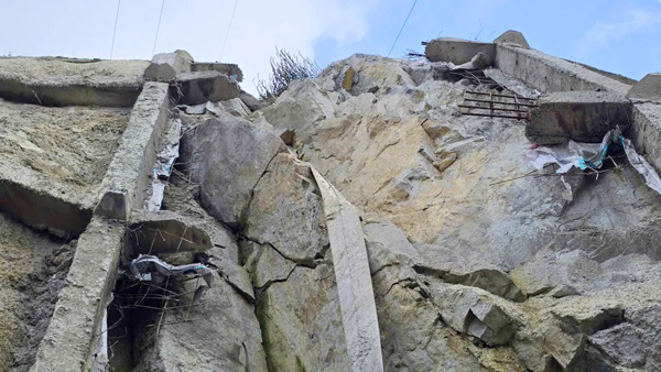 He thong chang chong sat lo bang be tong cung bi dut gay mot so vi tri. Anh: Kien Le