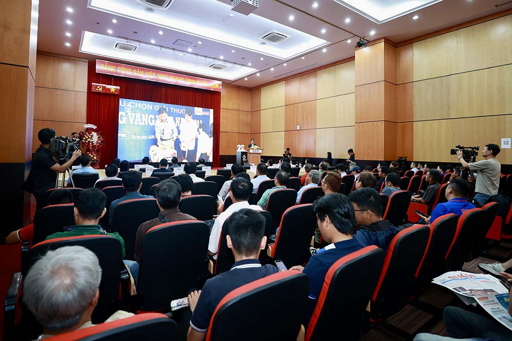 Toan canh hop bao cong bo giai thuong Qua bong vang Viet nam 2025. Anh: Dung Phuong