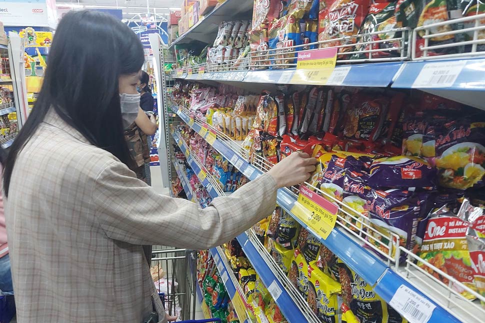 Nguoi dan mua nhu yeu pham du tru nhung ngay bao do bo. Anh: Hoai Phuong