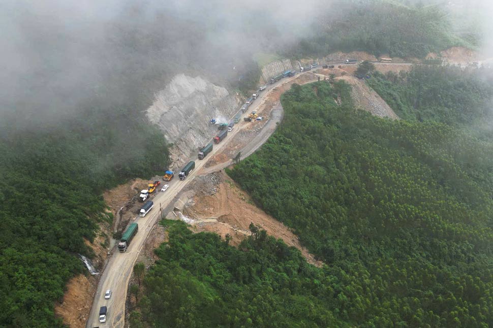 Khu vuc deo An Khe co nhieu diem nguy co sat lo cao khi bao do bo. Anh: Hoai Phuong
