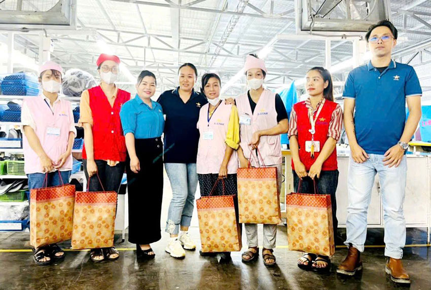 Leaders of the Trade Union of Industrial Parks in Lao Cai province presented gifts to workers in difficult circumstances. Photo: Bao Nguyen