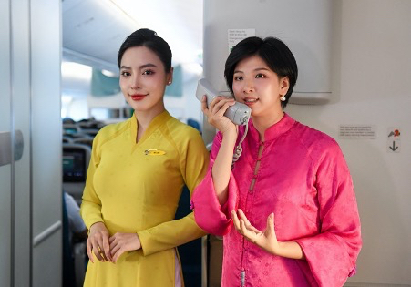 Nghệ sĩ mùi hương Rei Nguyễn trò chuyện cùng hành khách, kể lại câu chuyện mùi hương thương hiệu của Vietnam Airlines. Ảnh: Vietnam Airlines