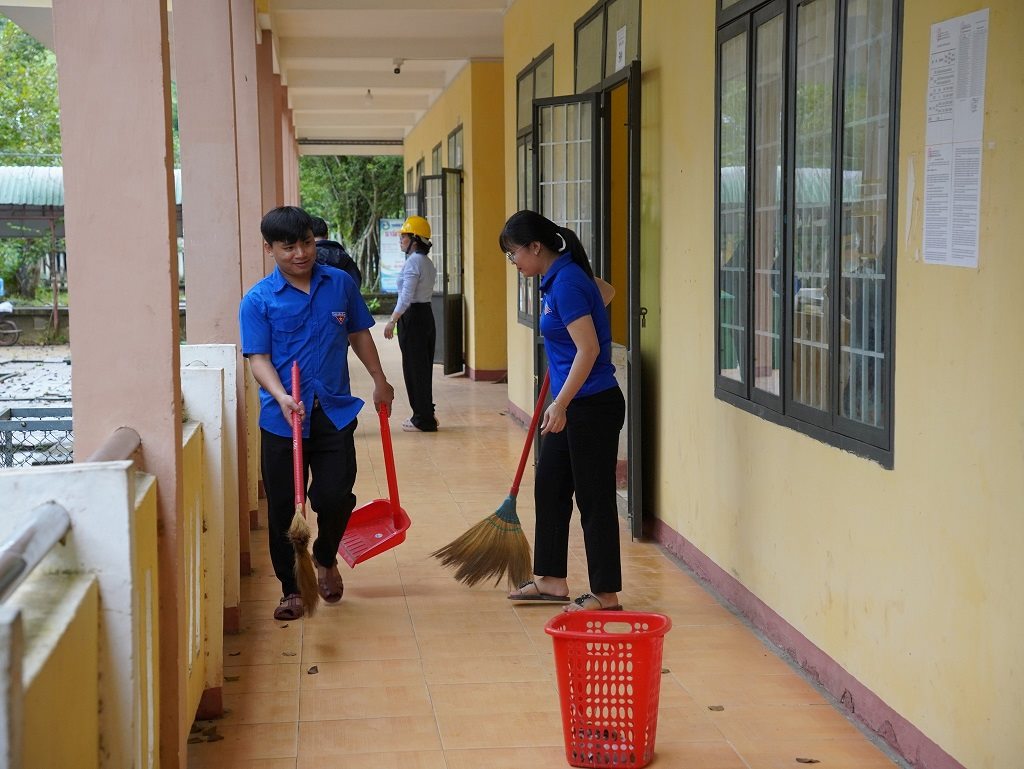 Doan vien thanh nien, dan quan tu ve... xa Son Ha khan truong don dep cac phong hoc tai Truong THPT Quang Trung de don ba con nhan dan vung nguy co sat lo den o tam thoi trong thoi gian mua bao. Anh: UBND xa Son Ha