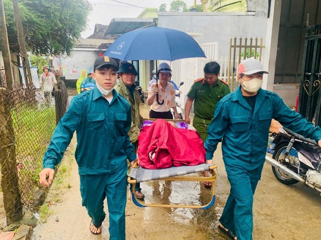 The authorities of Binh Son commune, Quang Ngai province prioritized the evacuation of lonely elderly people, sick elderly people... to safe shelters. Photo: Binh Son Commune People's Committee