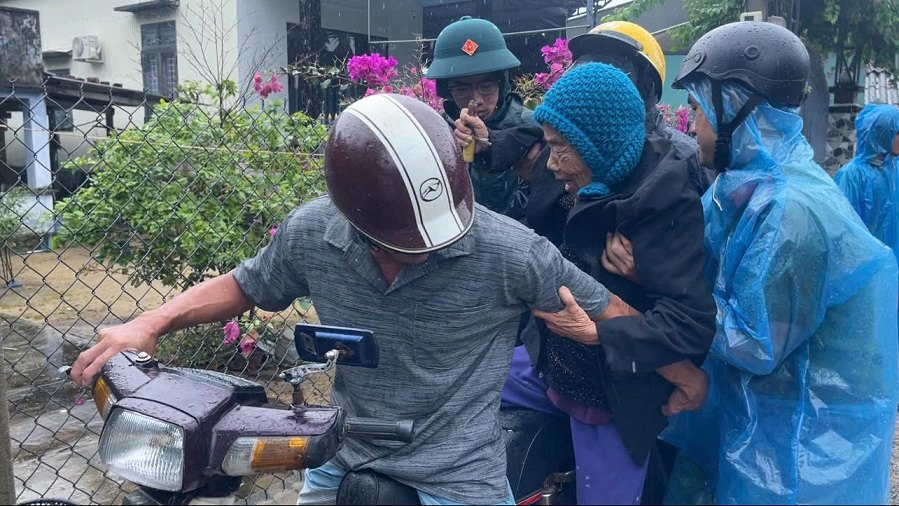 Luc luong chuc nang phuong Sa Huynh so tan nguoi dan den noi tranh tru bao so 13. Anh: Vien Nguyen