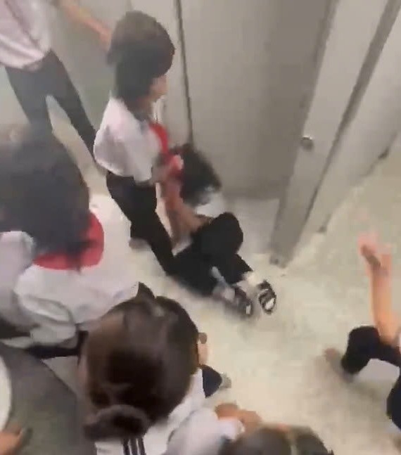 Hinh anh nu sinh bi danh hoi dong trong Truong THCS An Dien. Anh cat tu clip ban doc cung cap