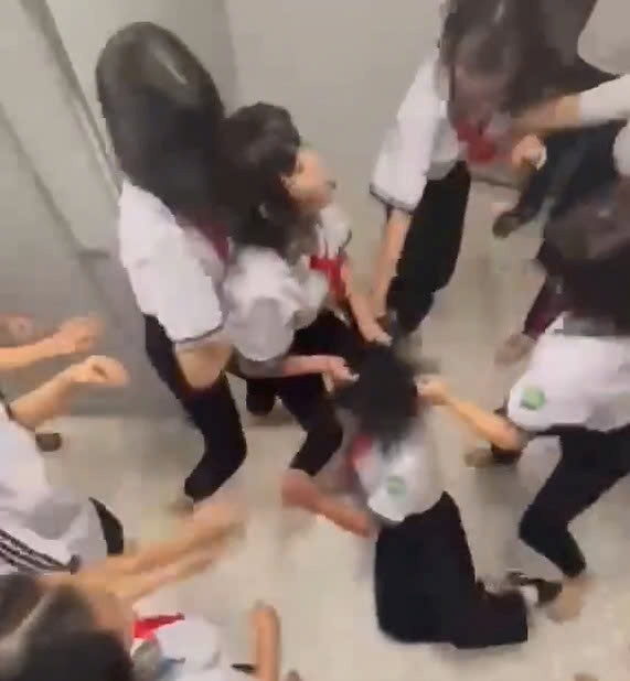Nu sinh bi ban danh hoi dong tham te ngay trong truong hoc. Anh cat tu clip ban doc cung cap