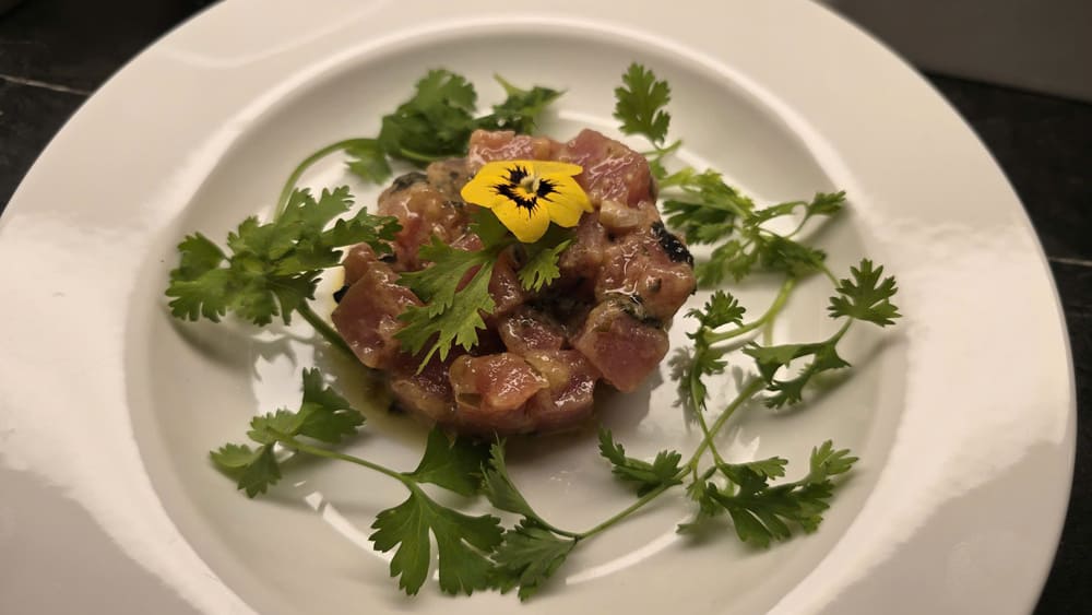 Tuna tartare is a delicious, nutritious appetizer. Photo: Tuan Dat
