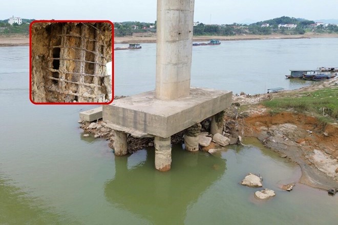 The piles of pillar T3 - Lo River bridge are bare of steel. Photo: To Cong