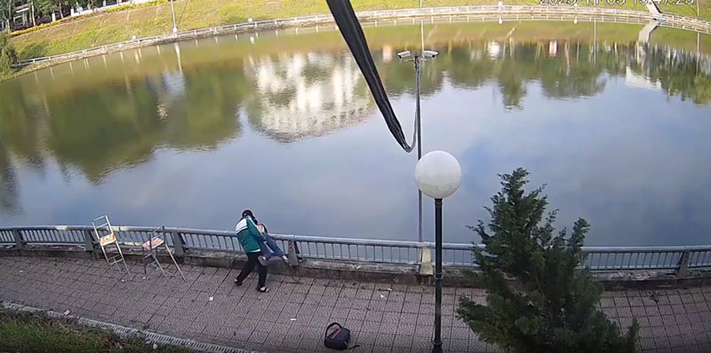 Chau Th bi ban hoc dam nhieu nhat vao nguoi sau do hat xuong ho. Anh: Cat tu video. 