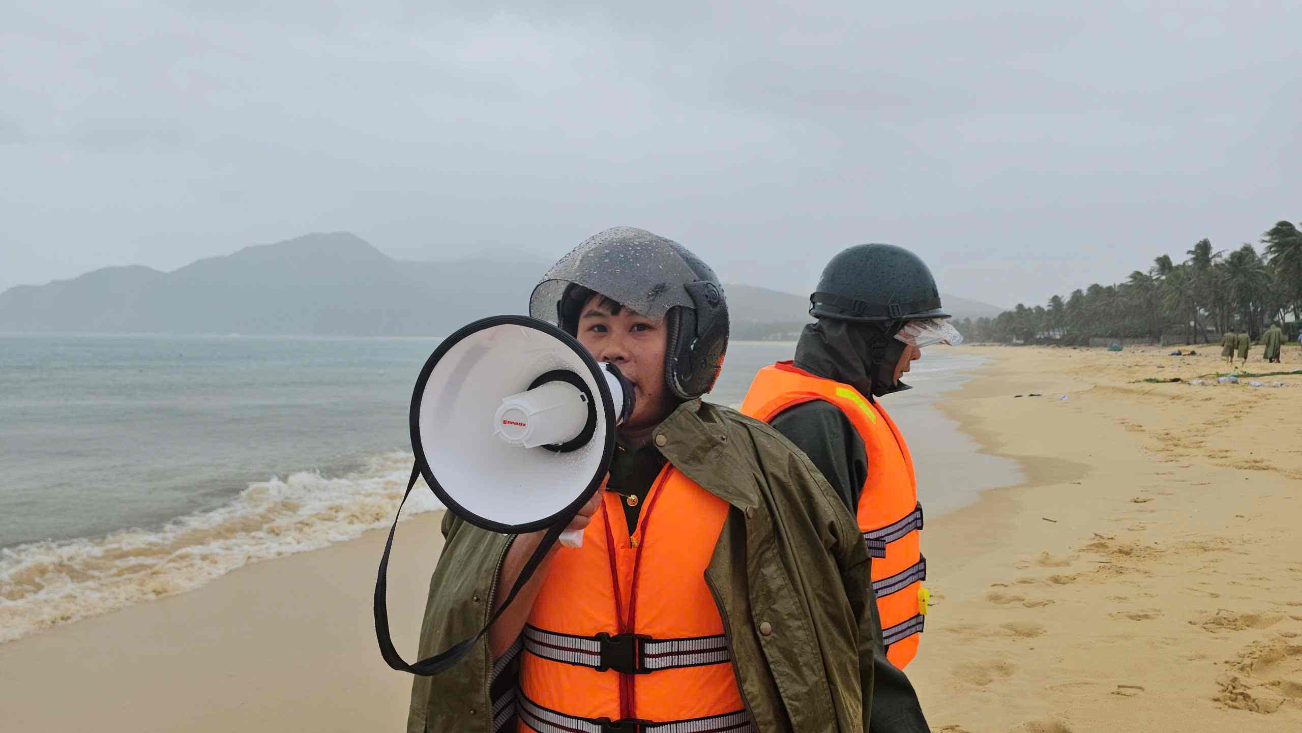 Authorities in Dak Lak are determined to enforce and evacuate people to the area to avoid storm Kalmaegi. Photo: Thanh Quynh