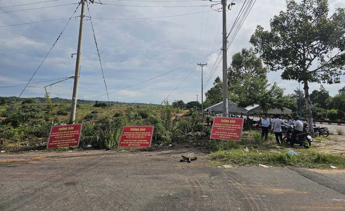 Chinh quyen dia phuong dat cac bang thong bao sau khi hoan tat viec cuong che. Anh: Duy Tuan