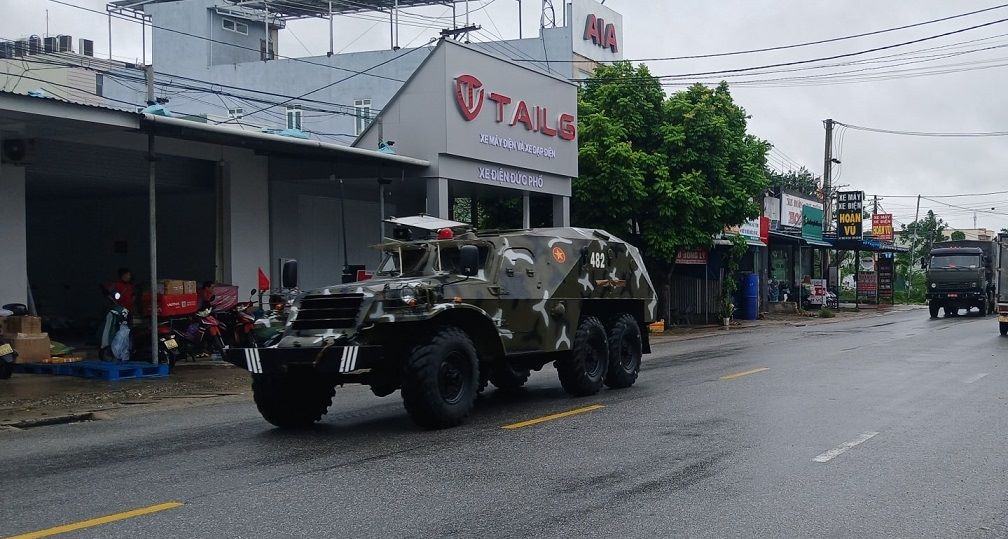 Sang 6.11, So chi huy bo tro so 2, Bo Chi huy quan su tinh Quang Ngai da dua phuong tien ve Ban chi huy phong thu Khu vuc 5 - Duc Pho de trien khai nhiem vu phong, chong bao so 13. Anh: Trong Quoc