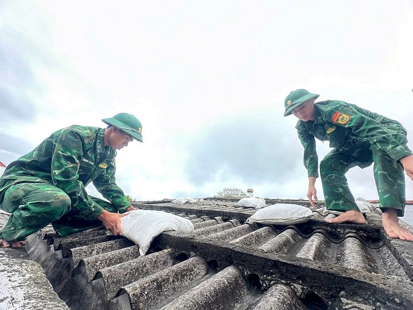 Bo doi giup dan chang chong nha cua. Anh: Vien Nguyen
